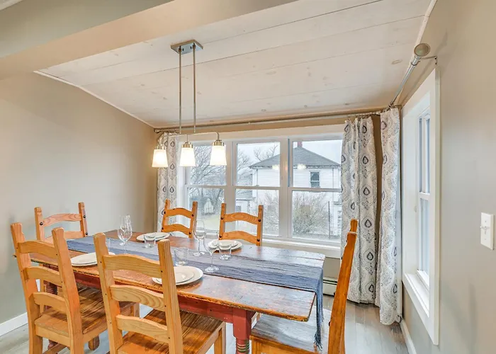 Cozy Maine Getaway Covered Deck, Walk To Beach!