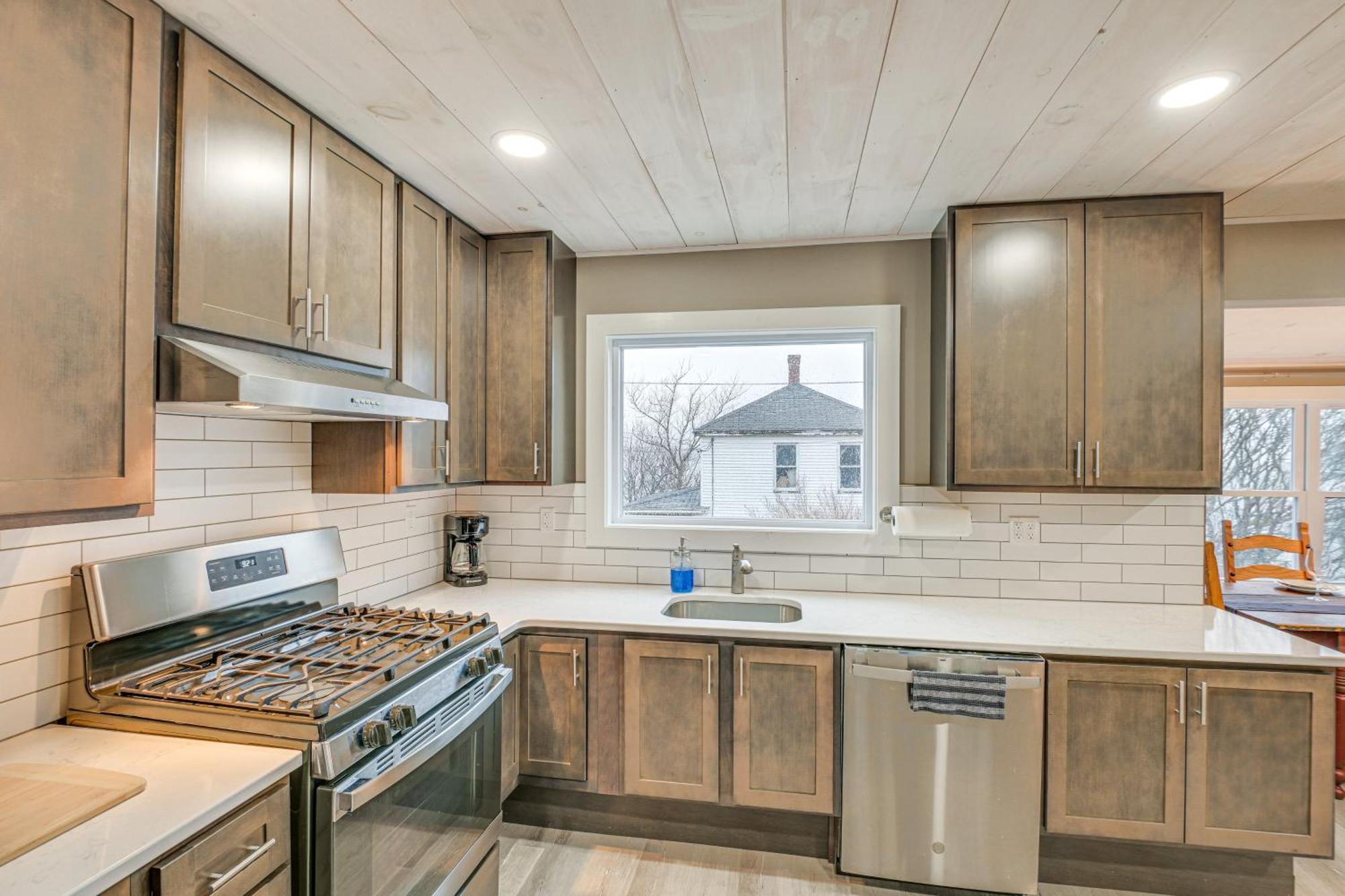 Cozy Maine Getaway Covered Deck, Walk To Beach!