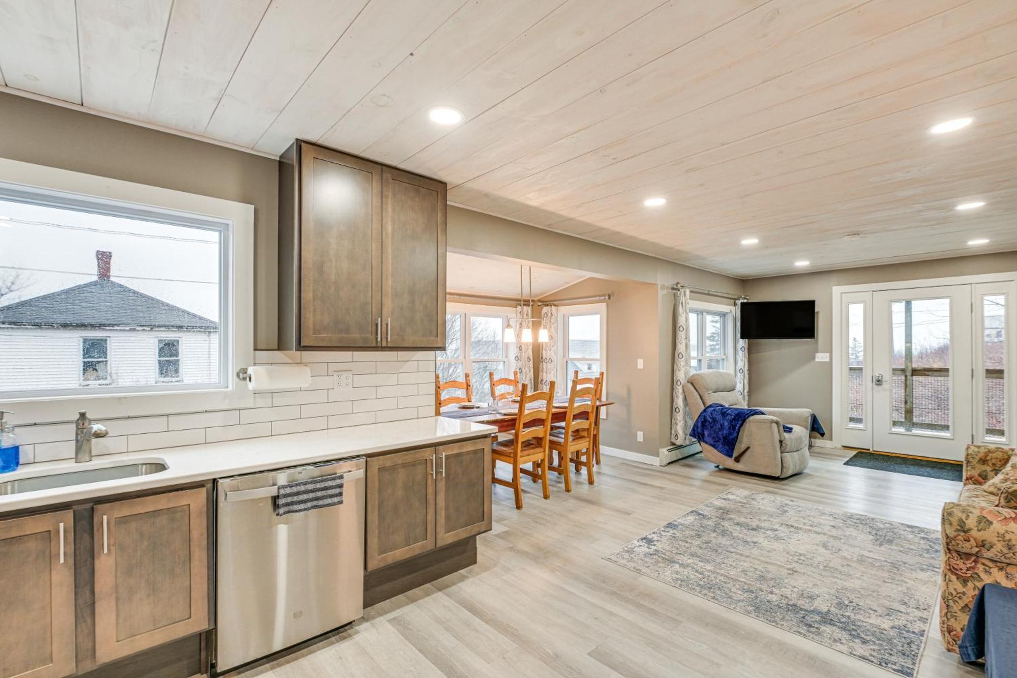 Cozy Maine Getaway Covered Deck, Walk To Beach! Appartement