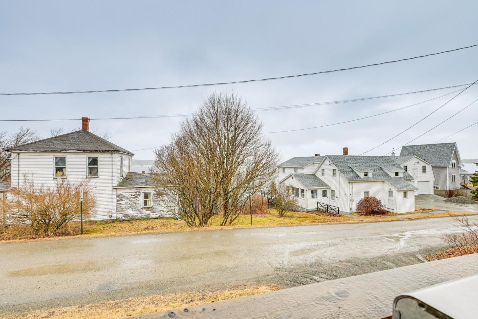 Cozy Maine Getaway Covered Deck, Walk To Beach!